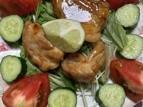 ライムを絞って!照り焼きチキンステーキサラダ!